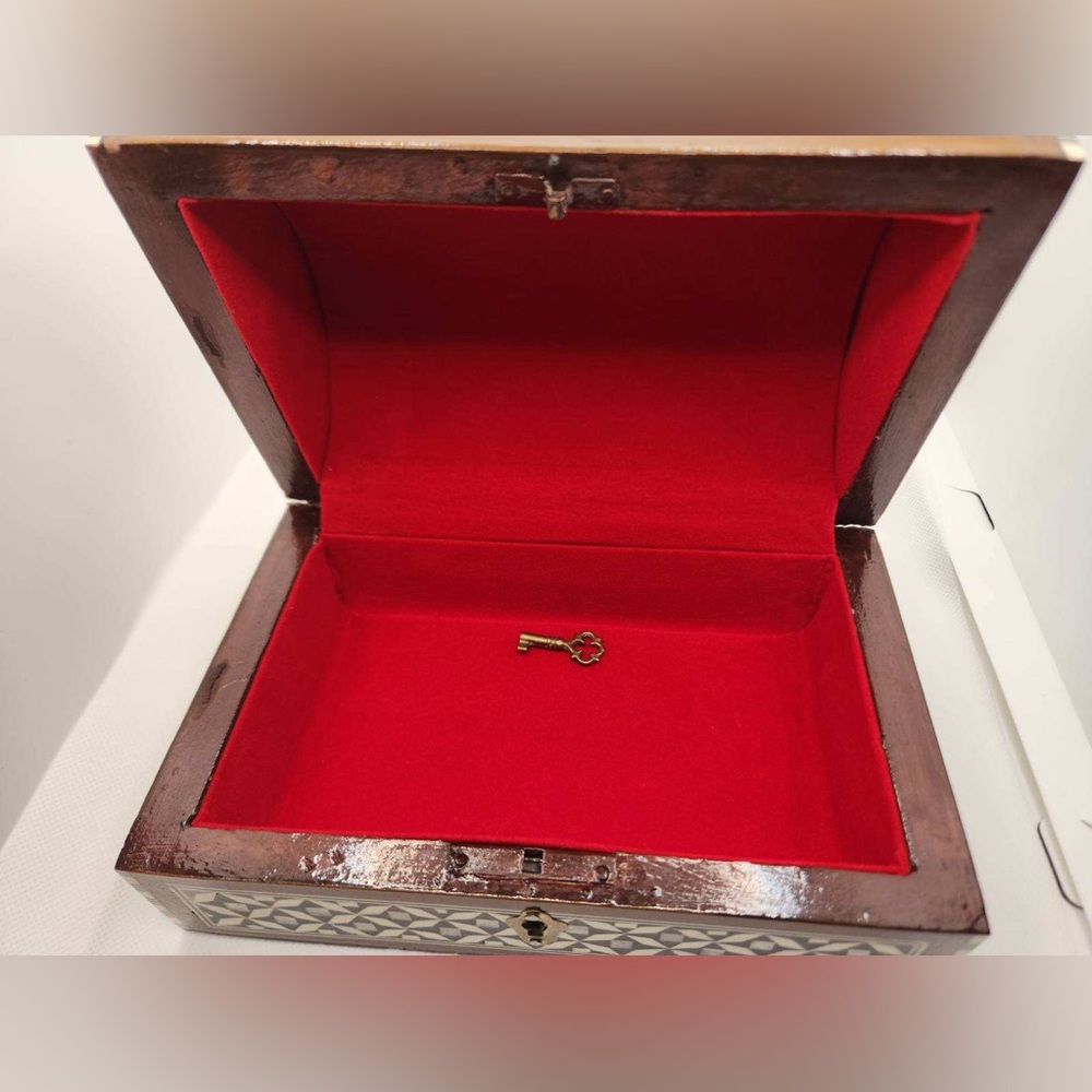 Egyptian Mother of Pearl Jewel Box with Lock and Key - Picture 11 of 15